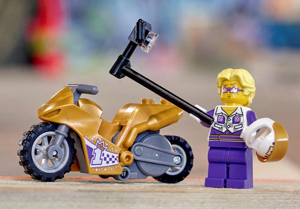 Lego City 60309 Kaskadérská motorka se selfie tyčí